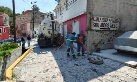 Personal de la CAAMTROH atiende drenaje sanitario en la colonia Noxtongo Segunda Sección