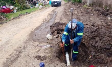 Repara CAAMTROH fuga en línea de conducción de agua en Cantera de Villagrán