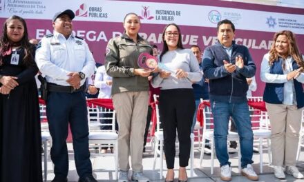La alcaldesa de Atotonilco de Tula, Yocelyn Tovar Mendoza, encabezó la entrega de nuevo parque vehicular