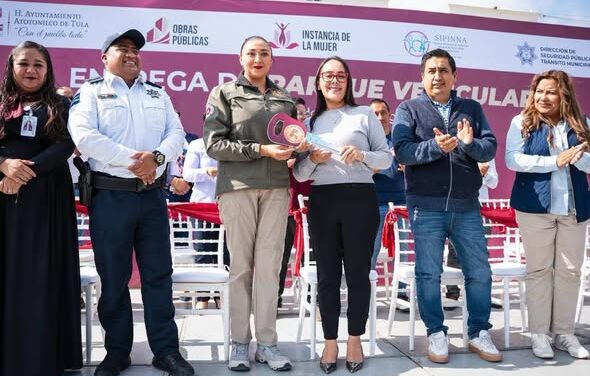 La alcaldesa de Atotonilco de Tula, Yocelyn Tovar Mendoza, encabezó la entrega de nuevo parque vehicular