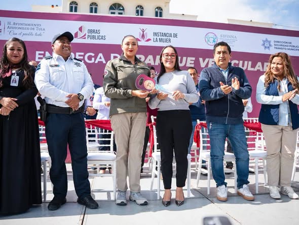 La alcaldesa de Atotonilco de Tula, Yocelyn Tovar Mendoza, encabezó la entrega de nuevo parque vehicular