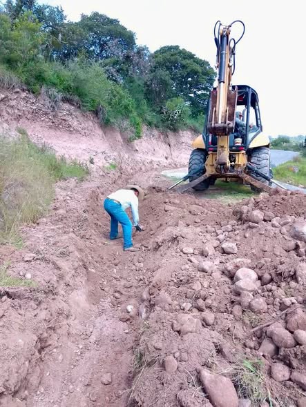Servicios Públicos de Tepeji mejora caminos rurales en Corrales y realiza obras preventivas en El Banco