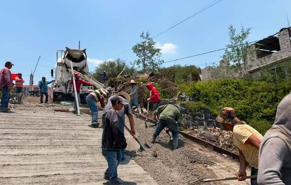 Gobierno de Tepeji del Río entrega material para pavimentación en Santa María Magdalena