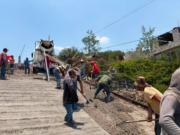 Gobierno de Tepeji del Río entrega material para pavimentación en Santa María Magdalena