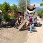 Gobierno de Tepeji del Río entrega material para pavimentación de la calle 3 de Mayo en Santa María Magdalena