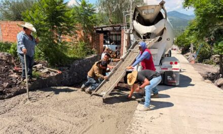 Gobierno de Tepeji del Río entrega material para pavimentación de la calle 3 de Mayo en Santa María Magdalena