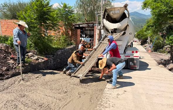 Gobierno de Tepeji del Río entrega material para pavimentación de la calle 3 de Mayo en Santa María Magdalena
