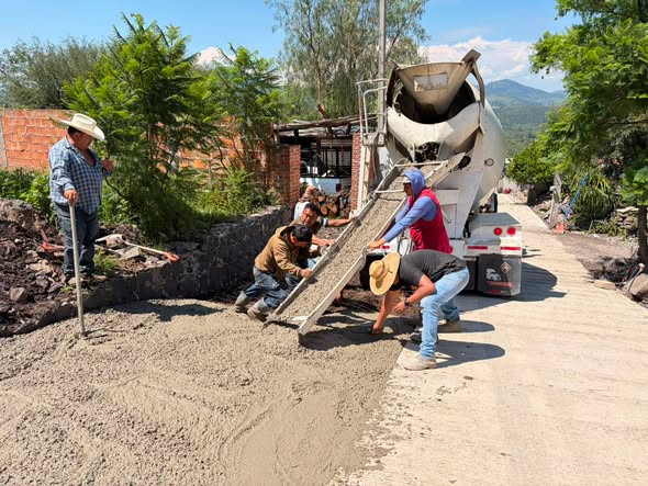 Gobierno de Tepeji del Río entrega material para pavimentación de la calle 3 de Mayo en Santa María Magdalena