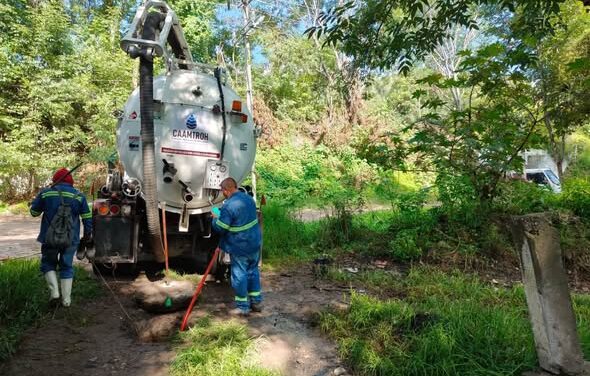 Realizan trabajos de mantenimiento al drenaje sanitario en calle Plan de Ayala