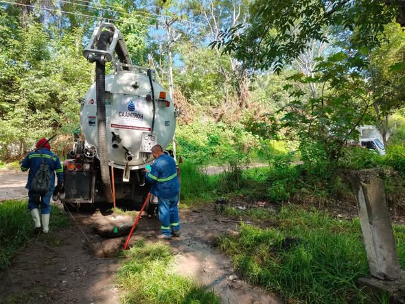 Realizan trabajos de mantenimiento al drenaje sanitario en calle Plan de Ayala