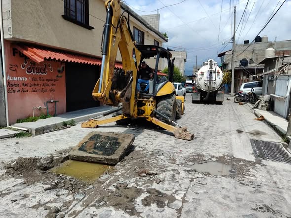 Realiza CAAMTROH mantenimiento preventivo al drenaje en San Mateo Primera Sección