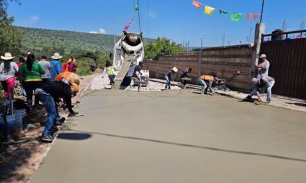 Gobierno municipal entrega material para pavimentación de la calle Las Flores en Santiago Tlaltepoxco