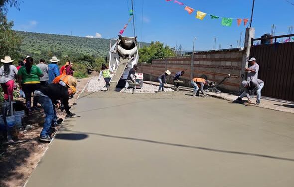 Gobierno municipal entrega material para pavimentación de la calle Las Flores en Santiago Tlaltepoxco