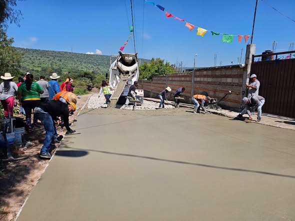 Gobierno municipal entrega material para pavimentación de la calle Las Flores en Santiago Tlaltepoxco