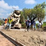 Entregan material para pavimentación de la calle Las Flores en Santiago Tlaltepoxco