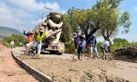 Entregan material para pavimentación de la calle Las Flores en Santiago Tlaltepoxco
