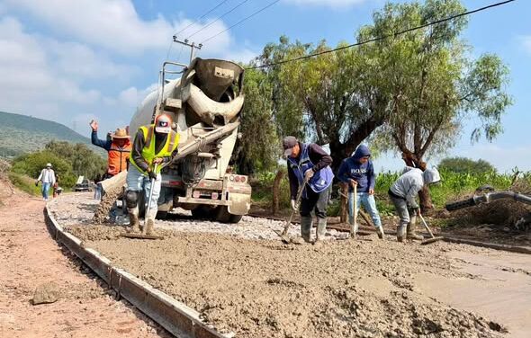 Entregan material para pavimentación de la calle Las Flores en Santiago Tlaltepoxco