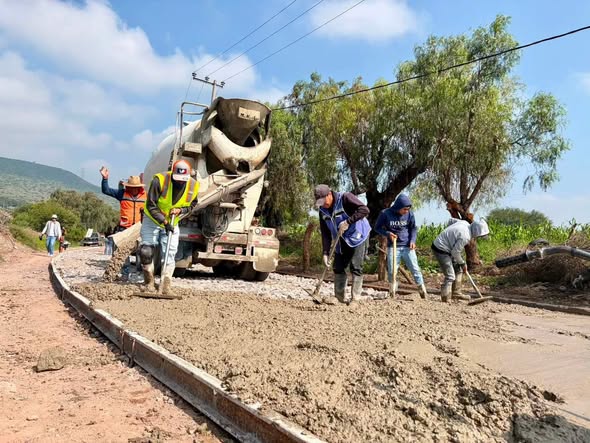 Entregan material para pavimentación de la calle Las Flores en Santiago Tlaltepoxco