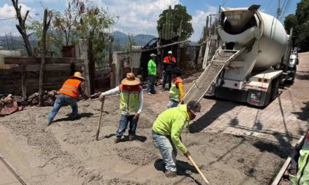 Entregan concreto para mejorar vialidad en San Mateo, Tepeji del Río