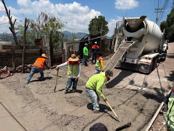 Entregan concreto para mejorar vialidad en San Mateo, Tepeji del Río