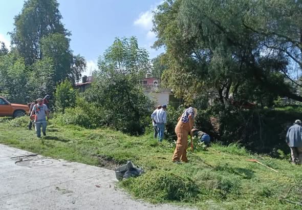 Realizan faena comunitaria para mejorar acceso en Tlaxinacalpan