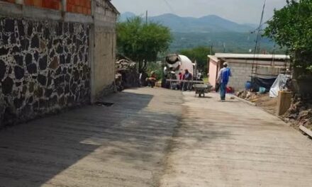 Impulsan mejora vial en Santa María Magdalena con entrega de concreto