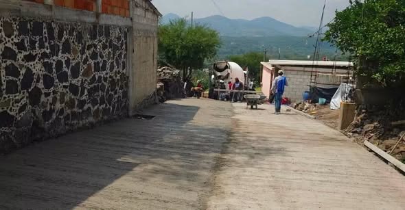 Impulsan mejora vial en Santa María Magdalena con entrega de concreto