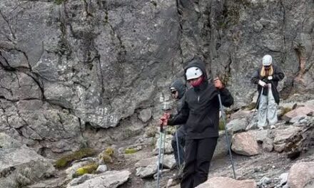 Jóvenes de Atotonilco de Tula participan en ruta de senderismo en La Malinche