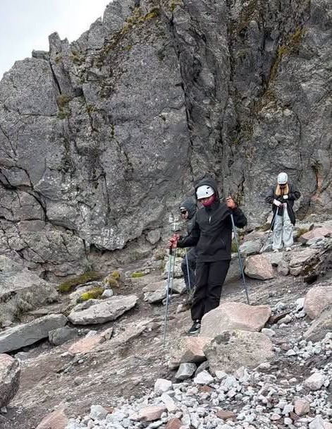 Jóvenes de Atotonilco de Tula participan en ruta de senderismo en La Malinche