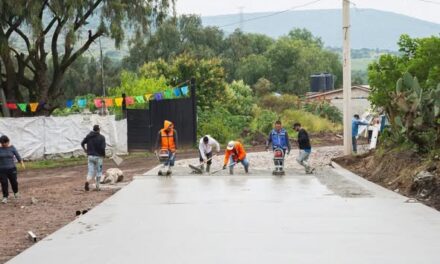 Entregan concreto para la construcción de la calle Las Flores en Santiago Tlaltepoxco
