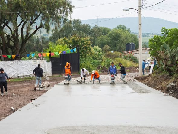 Entregan concreto para la construcción de la calle Las Flores en Santiago Tlaltepoxco
