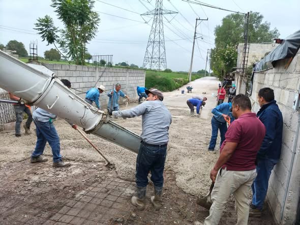 Entregan concreto para pavimentación de calle Las Torres en Benito Juárez
