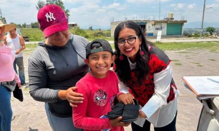 Entregan calzado a estudiantes de Loma de San José Piedra Gorda