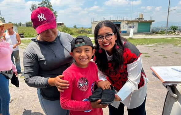 Entregan calzado a estudiantes de Loma de San José Piedra Gorda