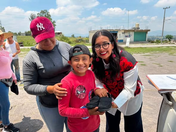 Entregan calzado a estudiantes de Loma de San José Piedra Gorda