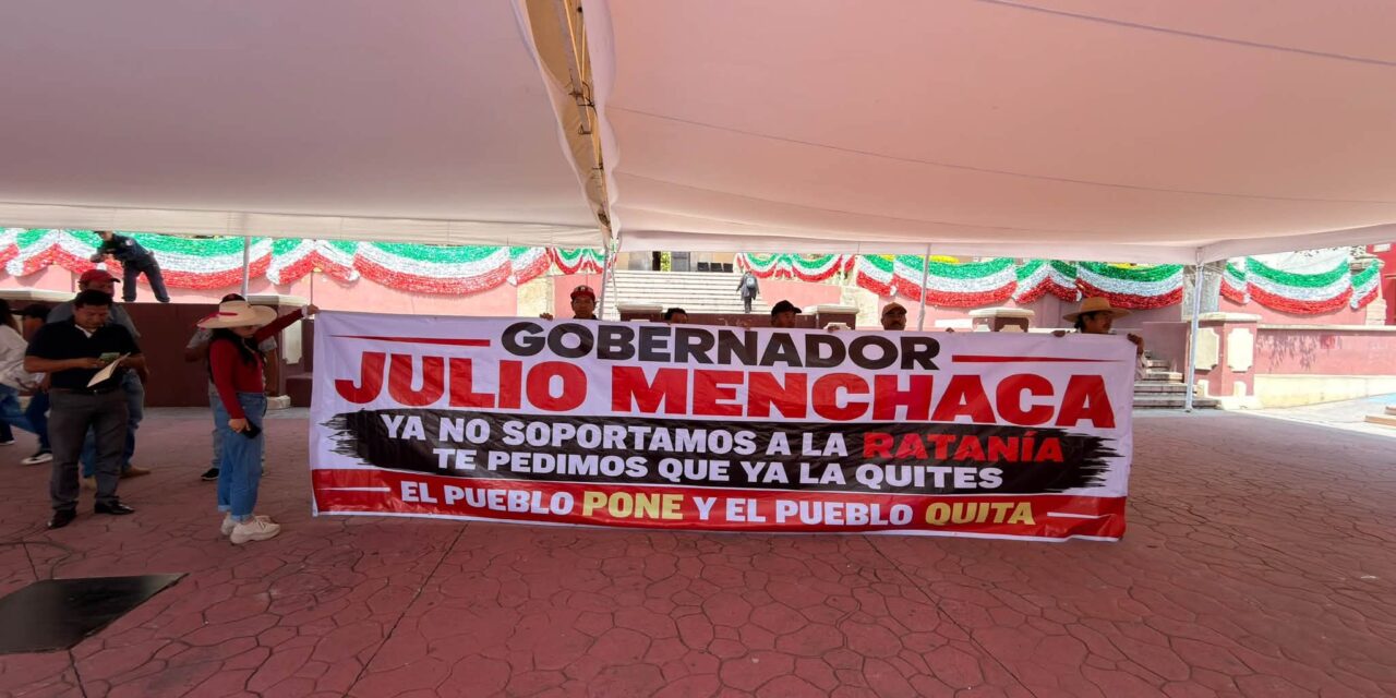El grupo Unidos Por Tepeji desplegó varias mantas previo a que la presidenta Tania Valdez rinda su segundo informe de gobierno en las instalaciones del Cabildo.