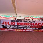 El grupo Unidos Por Tepeji desplegó varias mantas previo a que la presidenta Tania Valdez rinda su segundo informe de gobierno en las instalaciones del Cabildo.