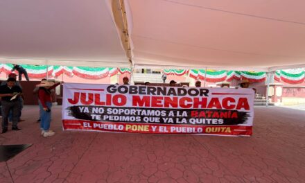El grupo Unidos Por Tepeji desplegó varias mantas previo a que la presidenta Tania Valdez rinda su segundo informe de gobierno en las instalaciones del Cabildo.
