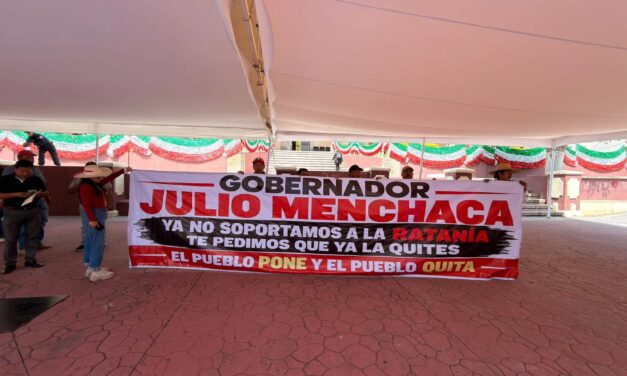 El grupo Unidos Por Tepeji desplegó varias mantas previo a que la presidenta Tania Valdez rinda su segundo informe de gobierno en las instalaciones del Cabildo.