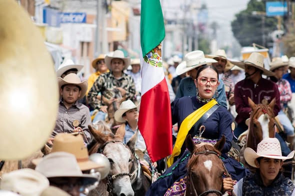 Tradición y orgullo mexicano se viven en cabalgata de Atotonilco de Tula