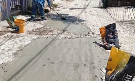 Realizan trabajos de reparación de baches en San Juan Otlaxpa y San Mateo