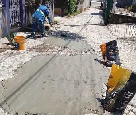 Realizan trabajos de reparación de baches en San Juan Otlaxpa y San Mateo