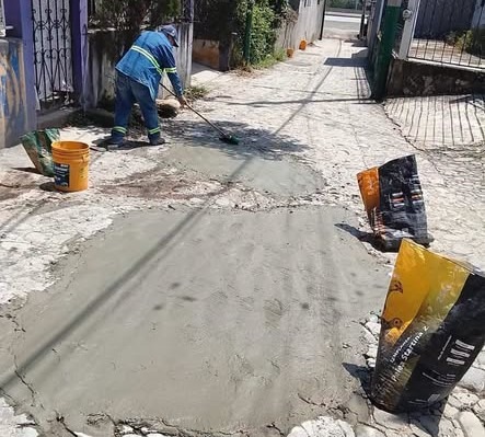 Realizan trabajos de reparación de baches en San Juan Otlaxpa y San Mateo