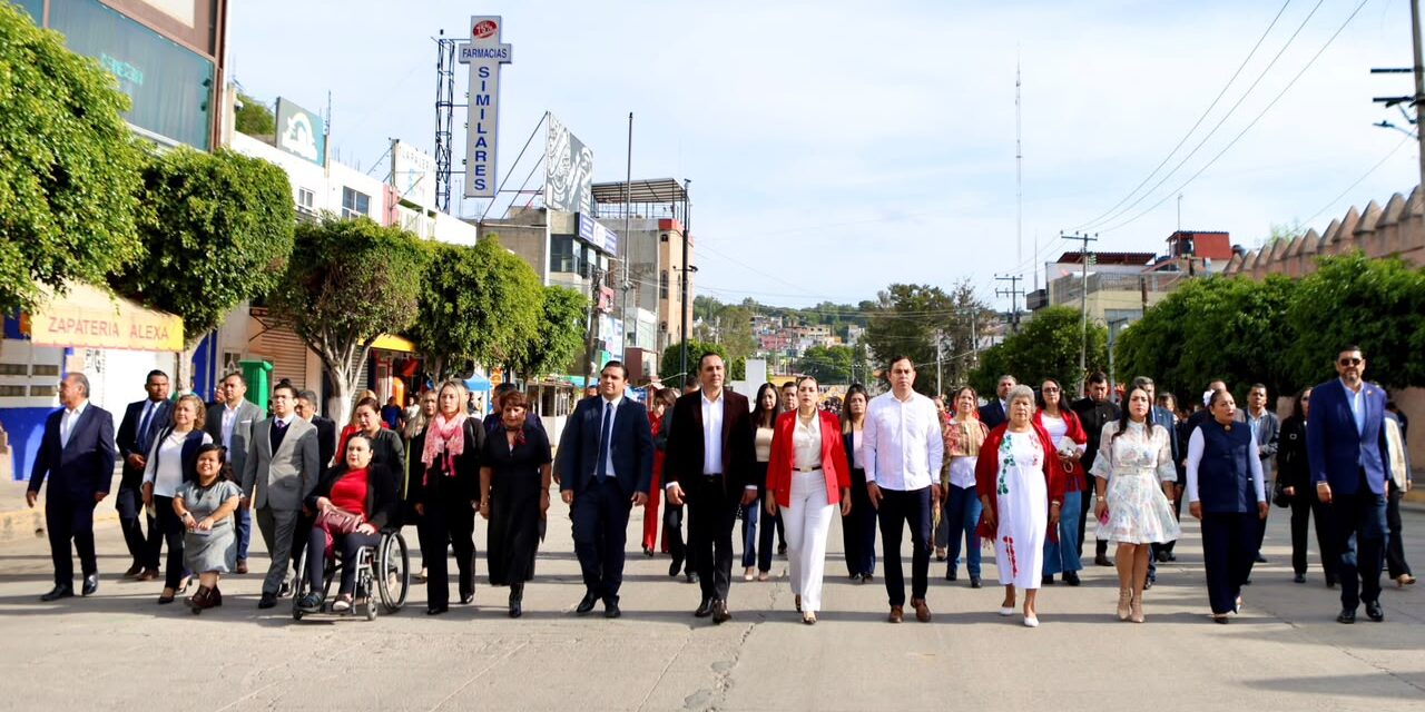 Se lleva a cabo evento cívico y desfile con motivo del 216 aniversario de la Independencia de México