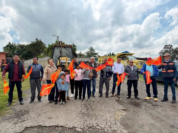 Inician pavimentación de la calle Azucenas en Miraflores, Tepeji del Río