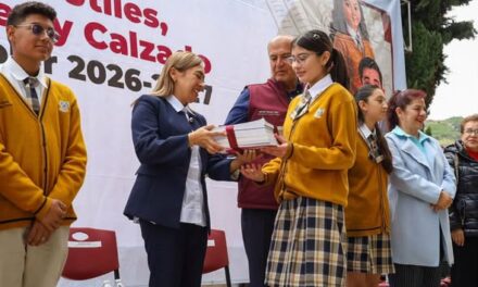 Entregan útiles, uniformes y calzado a estudiantes de la Secundaria Técnica No. 54