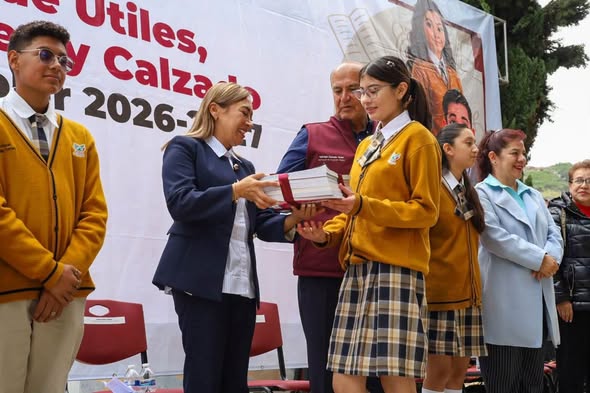 Entregan útiles, uniformes y calzado a estudiantes de la Secundaria Técnica No. 54