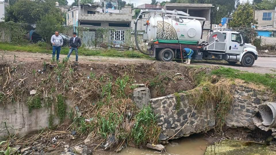 Concluyen trabajos para atender derrame de drenaje en Tlaxinacalpan
