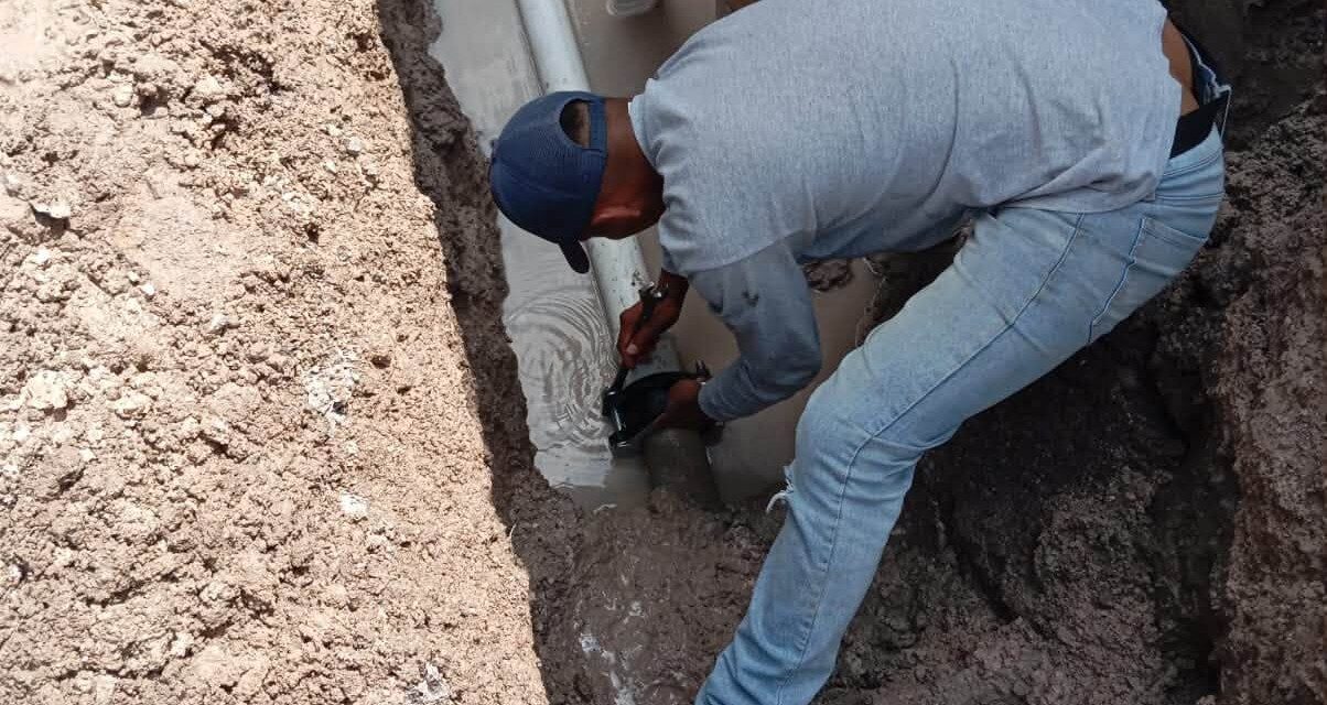 Reparan fuga de agua en San Juan Otlaxpa