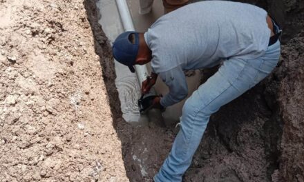 Reparan fuga de agua en San Juan Otlaxpa